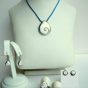 Schmuckset mit Shiva-Eye-Schmuck: eine Halskette mit tropfenförmigem Anhänger, dazu passende Ohrringe, Ohrstecker und zwei Ringe auf weißen Displays.